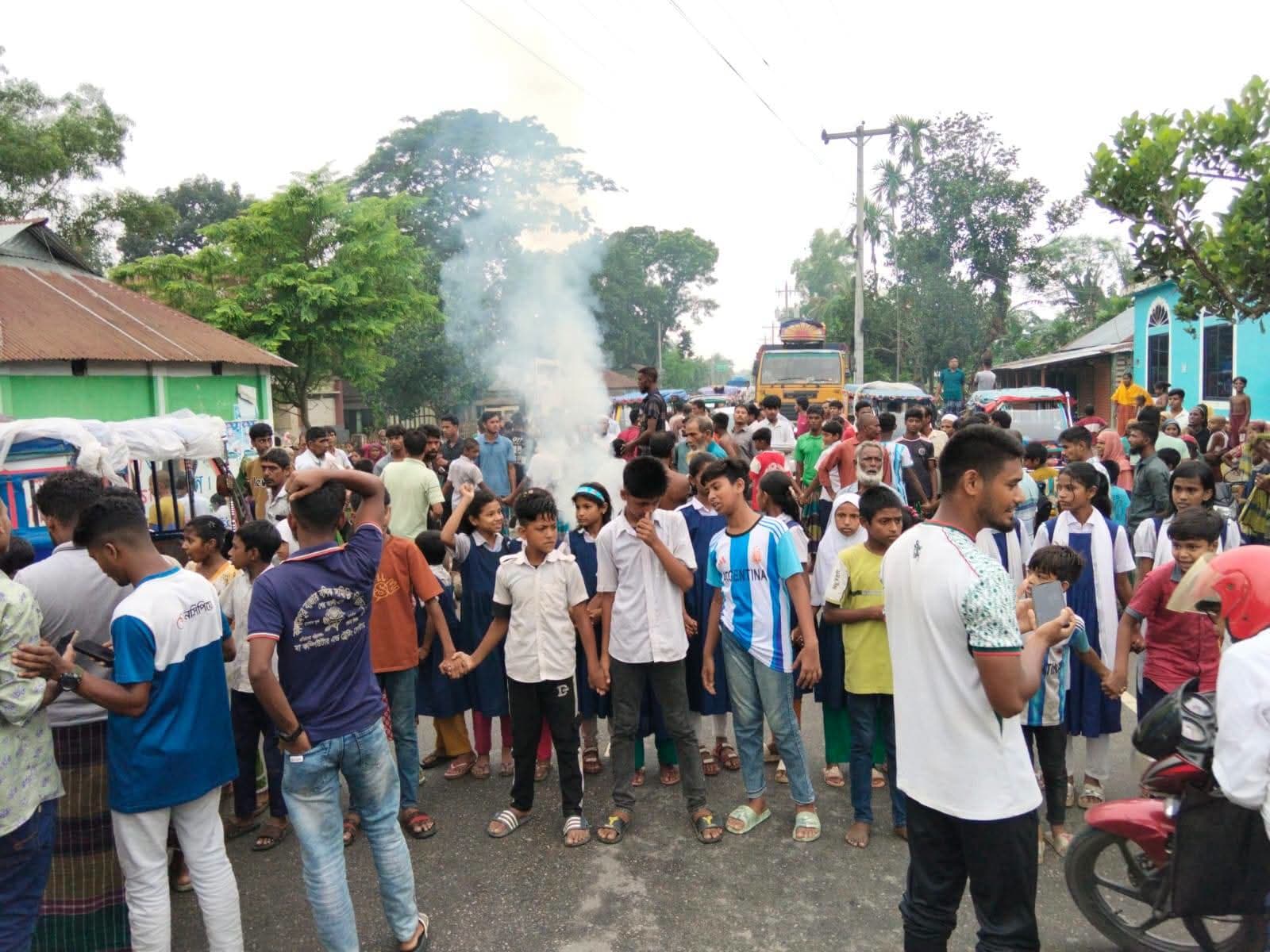 মাদারগঞ্জে ট্রাকের চাপায় দুই শিশু শিক্ষার্থী গুরুতর আহত, প্রতিবাদে সড়ক অবরোধ