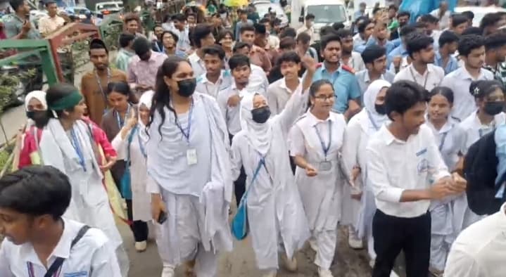 শিক্ষামন্ত্রীর পদত্যাগ চেয়ে আজও সাইন্সল্যাব মোড় অবরোধ করল এইচএসসি পরীক্ষার্থীরা