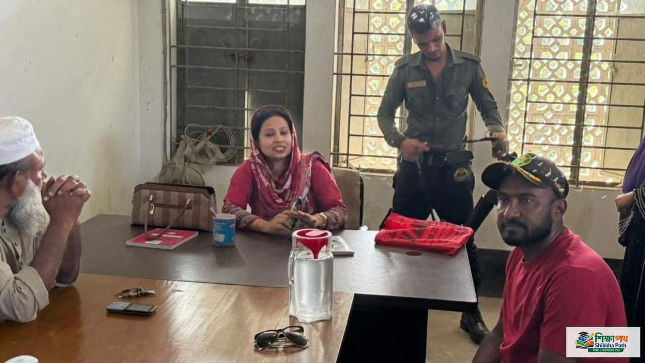 শিক্ষক-শিক্ষার্থীবিহীন সরকারি বিদ্যালয়: চাবি প্রতিবেশীর কাছে, ইউএনও'র হতাশা