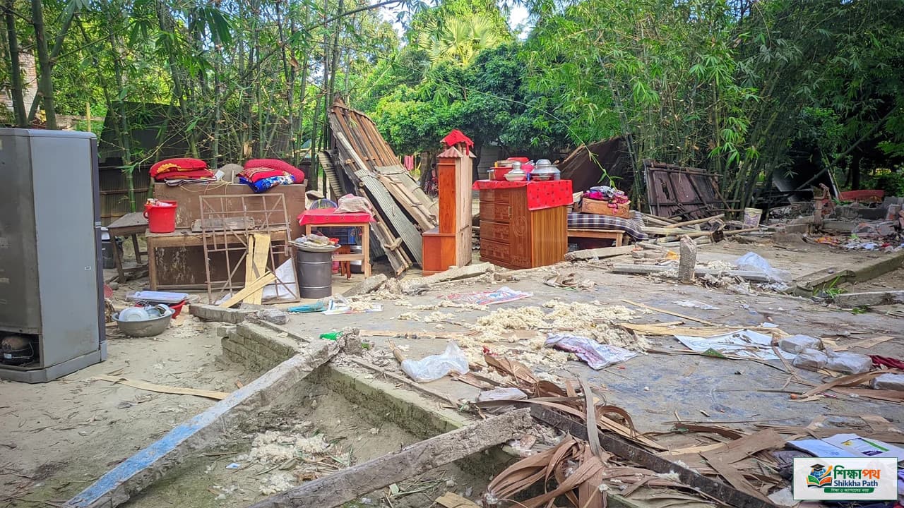 ঈশ্বরদীতে বসতবাড়িতে হামলা-লুটপাট: খোলা আকাশের নিচে দুই পরিবার