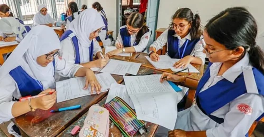শিক্ষার্থীদের মানসিক ও আর্থিক চাপ কমাতে অষ্টম শ্রেণির রেজিস্ট্রেশন স্থগিত: শিক্ষা মন্ত্রণালয়ের বড় সিদ্ধান্ত