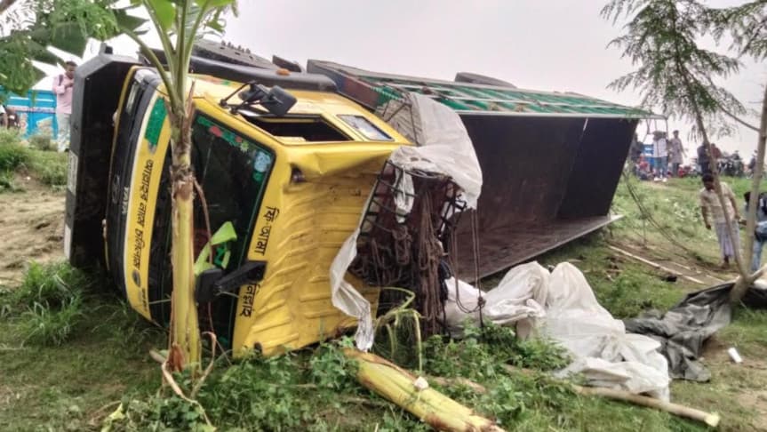 টাঙ্গাইলে রডবোঝাই ট্রাক উল্টে খাদে: চাপা পড়ে ১৫ যাত্রীর মর্মান্তিক মৃত্যু, আহত ৯